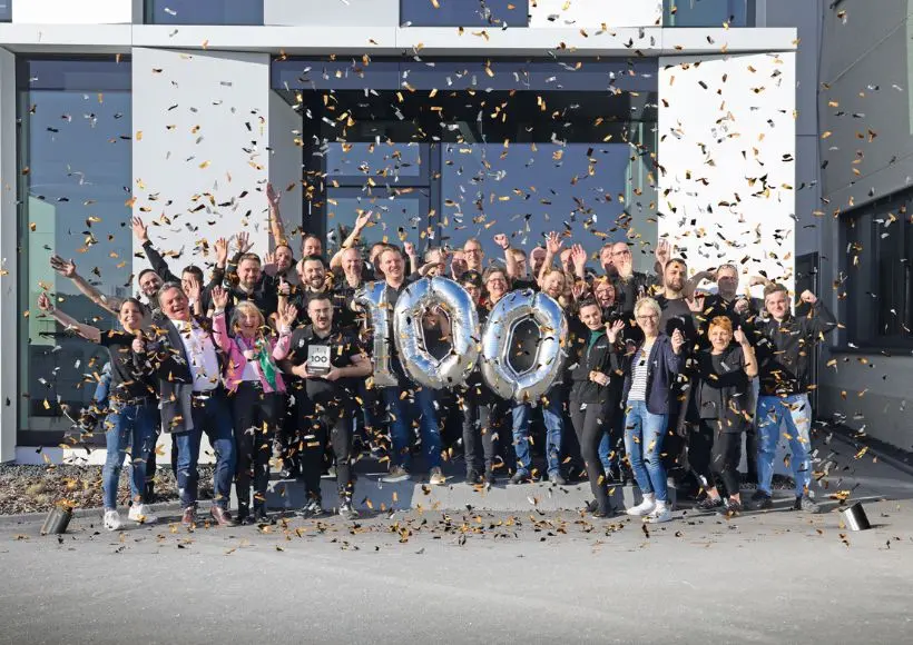 Mitarbeiter von Kunststofftechnik Schmid feiern TOP100 Auszeichnung