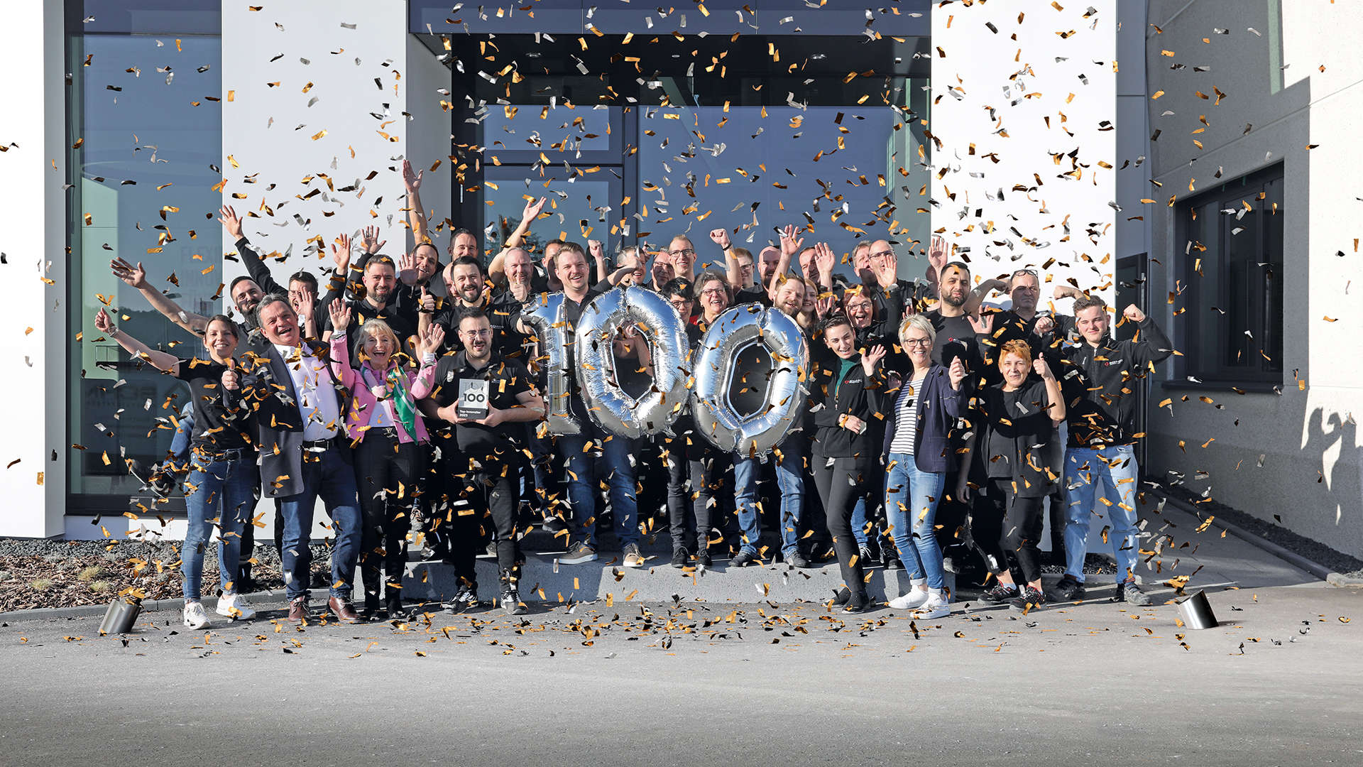 Mitarbeiter Kunststofftechnik Schmid feiern die TOP 100 Auszeichnung
